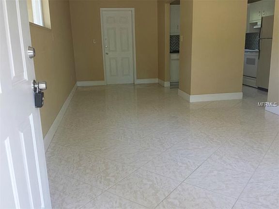 5th image of 2502 E Poinsettia Ave