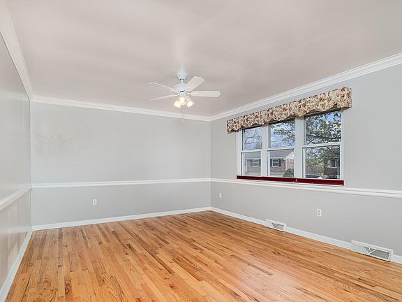 3rd image of 2227 Genevieve Ln