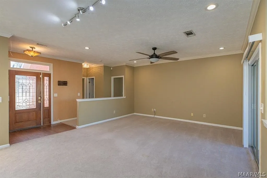 3 bed, 2.5 bath, 2409 sqft, $2,000 — Photo 4