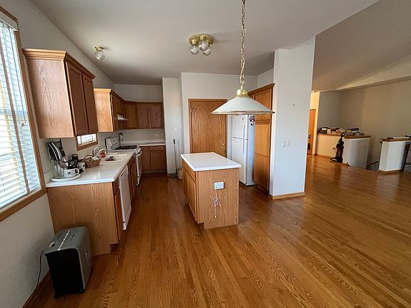 4th image of 17034 Roosevelt Ave