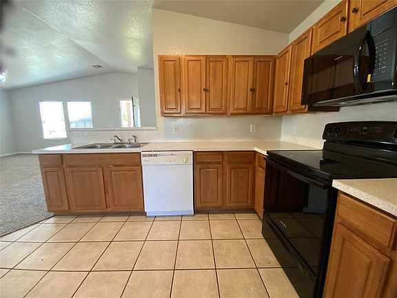 3rd image of 917 Tulip Dr