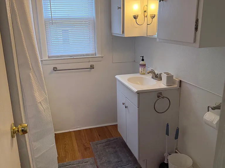 full bathroom with shower/tub