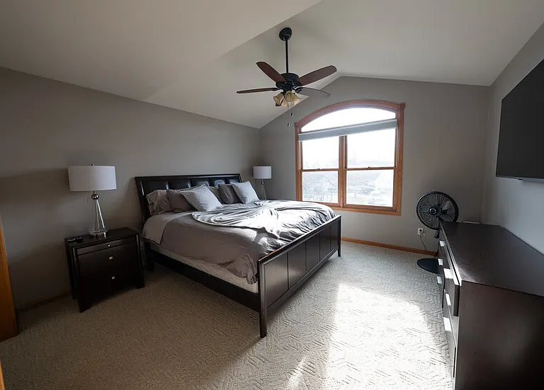 King Bedroom (Lower level) Pic# 1