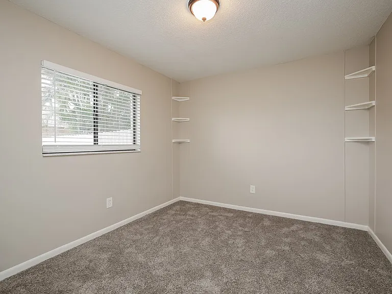 433 SE 13th Pl — Photo 13