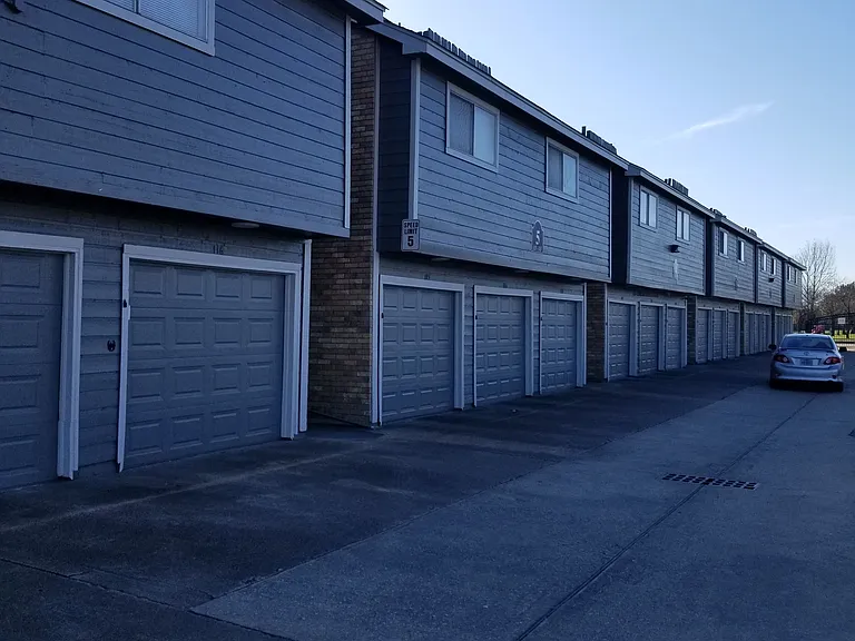 Willow Run Townhomes — Photo 9