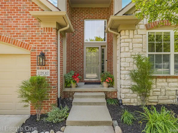 1202 Wind Chime Dr #1, Waterford, MI 48327