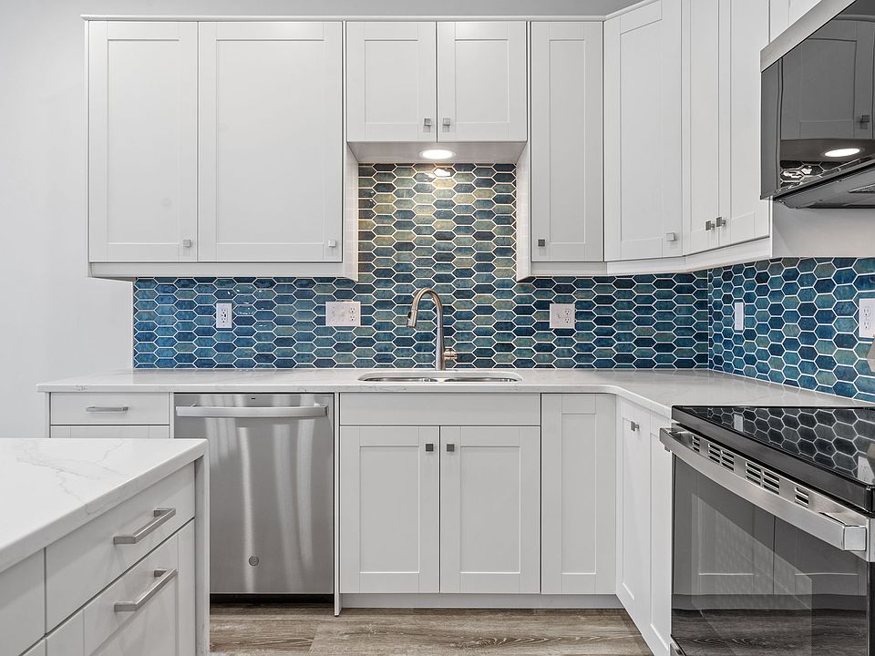 1st image of 425 W 8th St #21