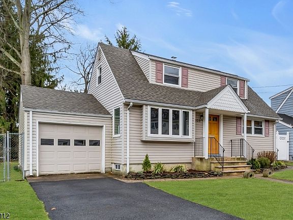 2nd image of 823 Pinewood Rd