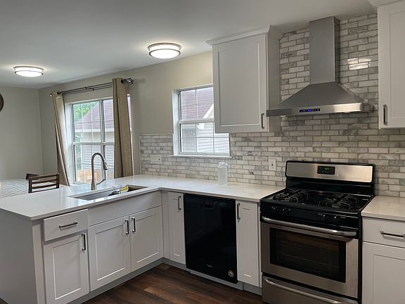 4th image of 2310 Surrey Ln