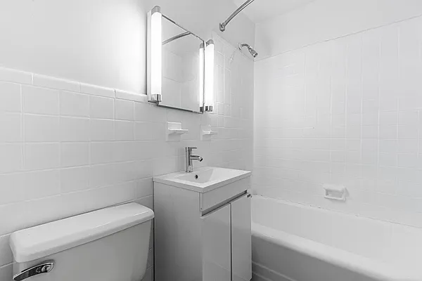 Rented by New York Casas Ltd. | media 18