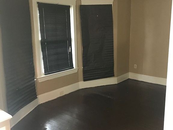 3rd image of 10518 Englewood Ave
