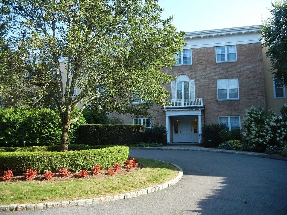 140 Field Point Rd #10