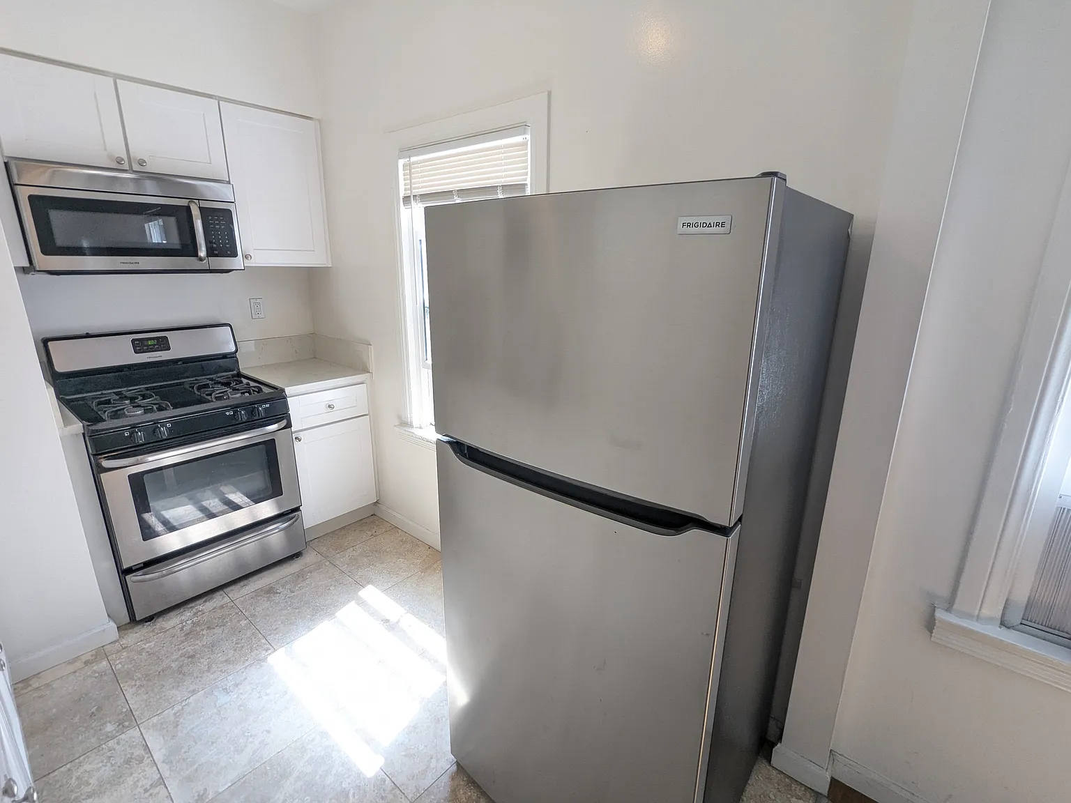 Studio, 425 sqft, $1,395 — Photo 2