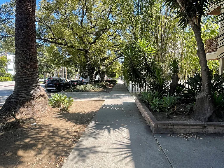 2215 N Beachwood Dr #205 — Photo 18