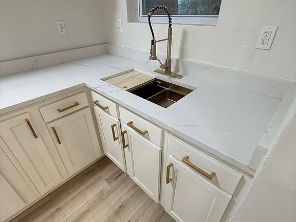 4th image of 230 Wick St