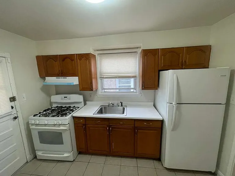 1502 N Kenwood Ave — Photo 7