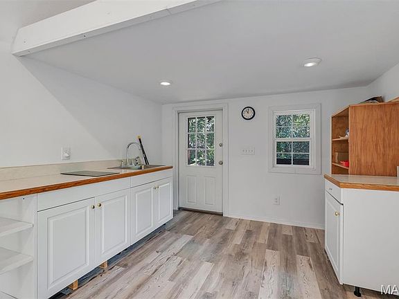 11th image of 2137 N Lake View Dr