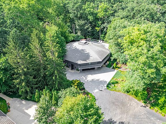 3rd image of 2610 Spring Creek Rd