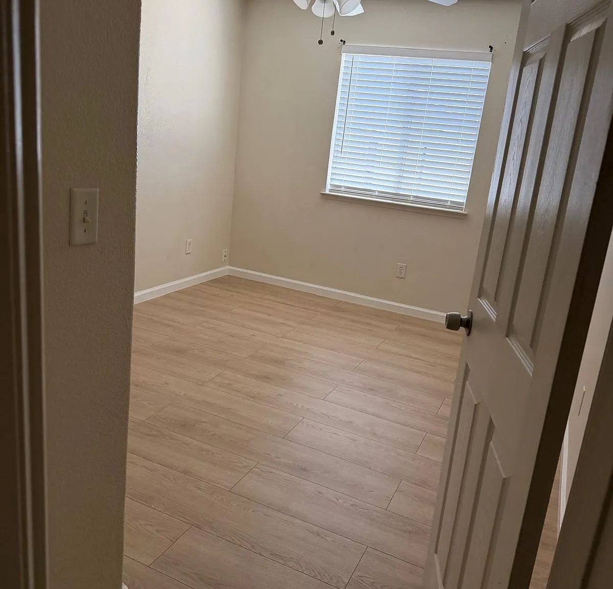5 bed, 2.5 bath, 1990 sqft, $2,500 — Photo 4