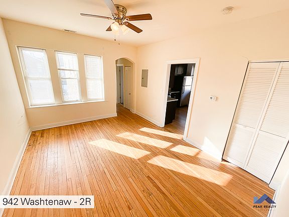 3rd image of 942 N Washtenaw Ave #2R