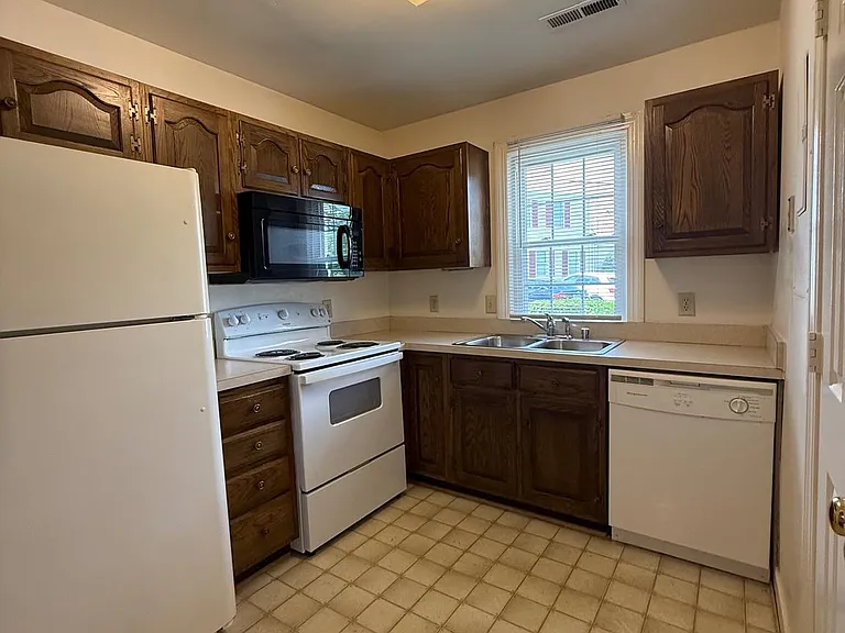 1446 Kenmore Ave — Photo 6