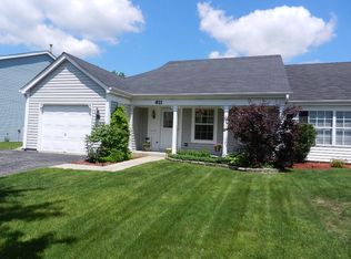 811 Stanford Ln, Carol Stream, IL 60188