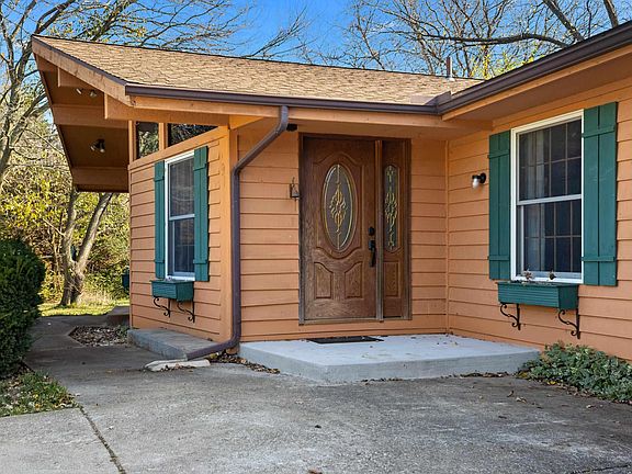 3rd image of 991 SW Heritage Dr