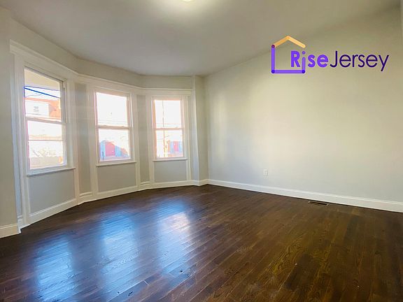 3rd image of 464 Avon Ave