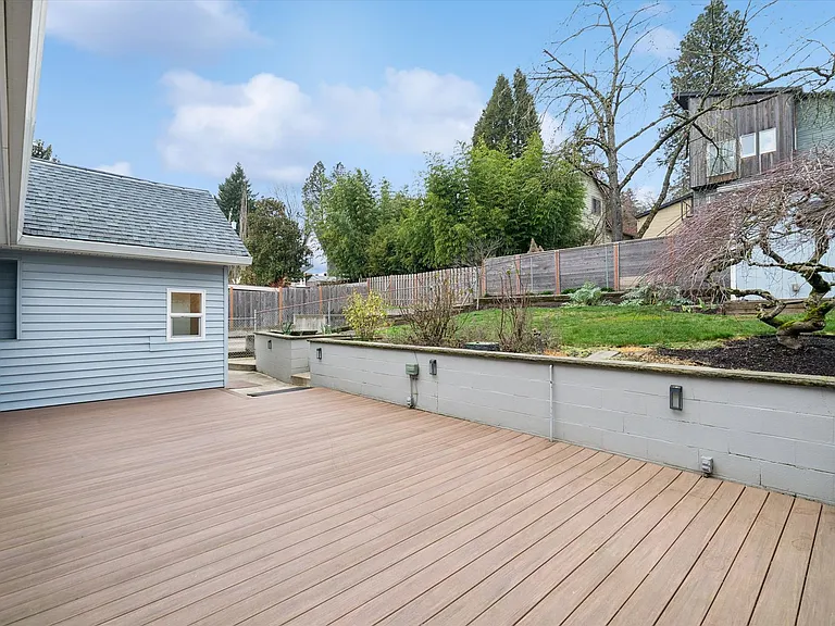 1831 SW Evans St — Photo 46