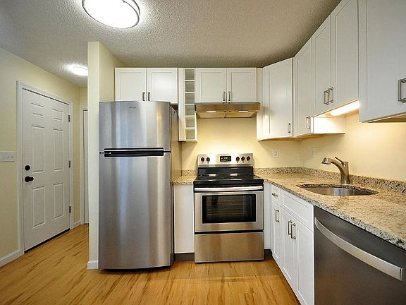 3rd image of 1700 Farmington Ave APT B