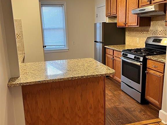 4th image of 1926 Bedford St #1
