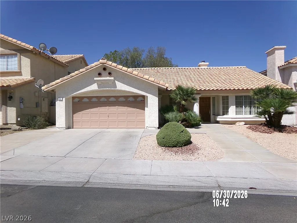 3 bed, 2.0 bath, 1942 sqft, $2,449 — Photo 3