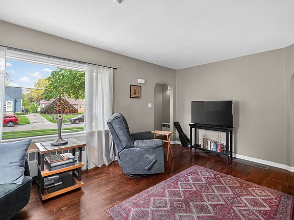 5th image of 3915 42nd St