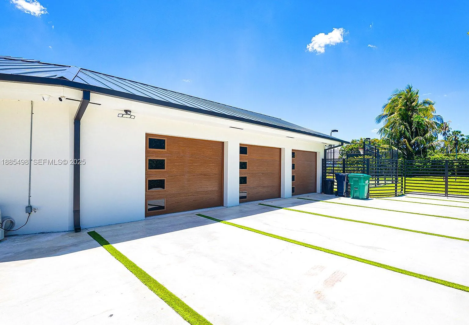 6 bed, 4.0 bath, 6112 sqft, $30,000 — Photo 3