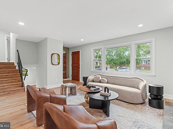5th image of 4417 20th St NE
