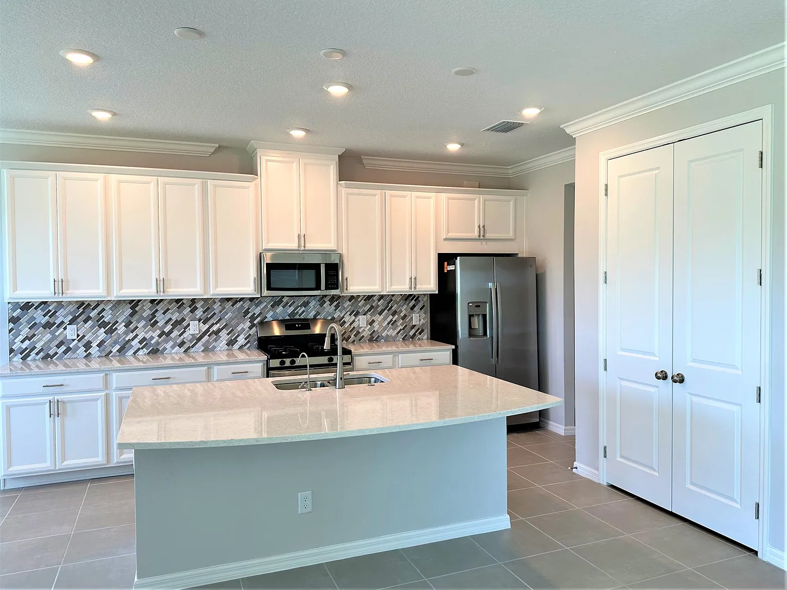 4 bed, 3422 sqft, $3,795 — Photo 2