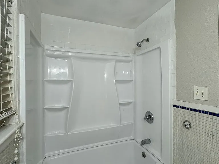 409 E Lilly Ln — Photo 7