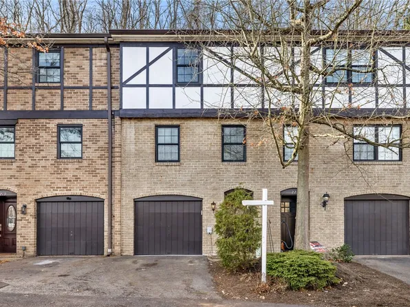 221 Newton Sq, Coraopolis, PA 15108