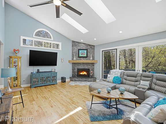 4th image of 2739 Riverside Dr