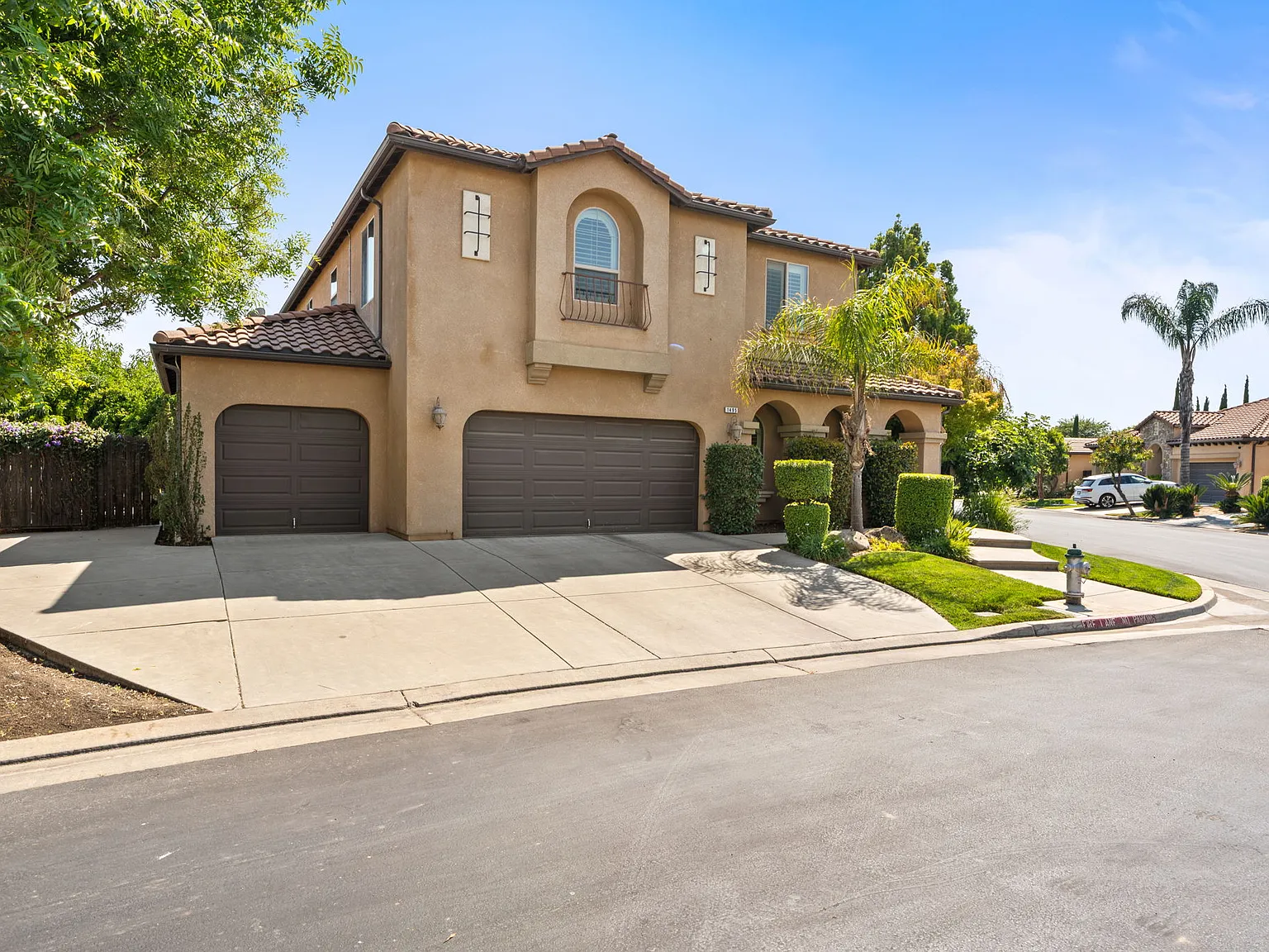5 bed, 3.5 bath, 4059 sqft, $4,000 — Photo 3