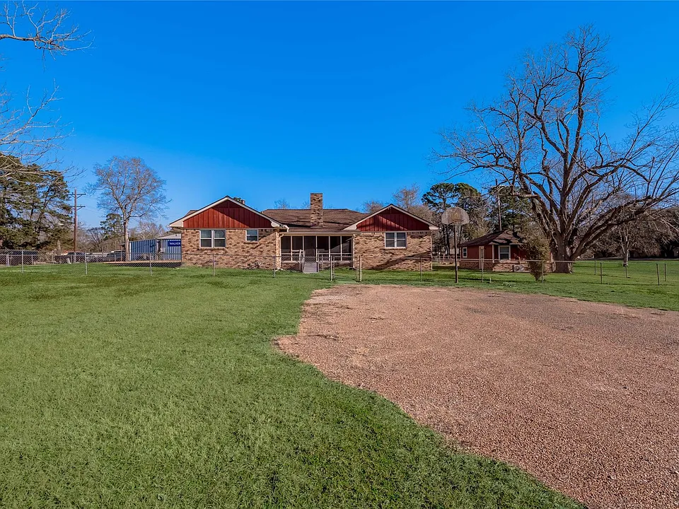 2201 Badger Ln