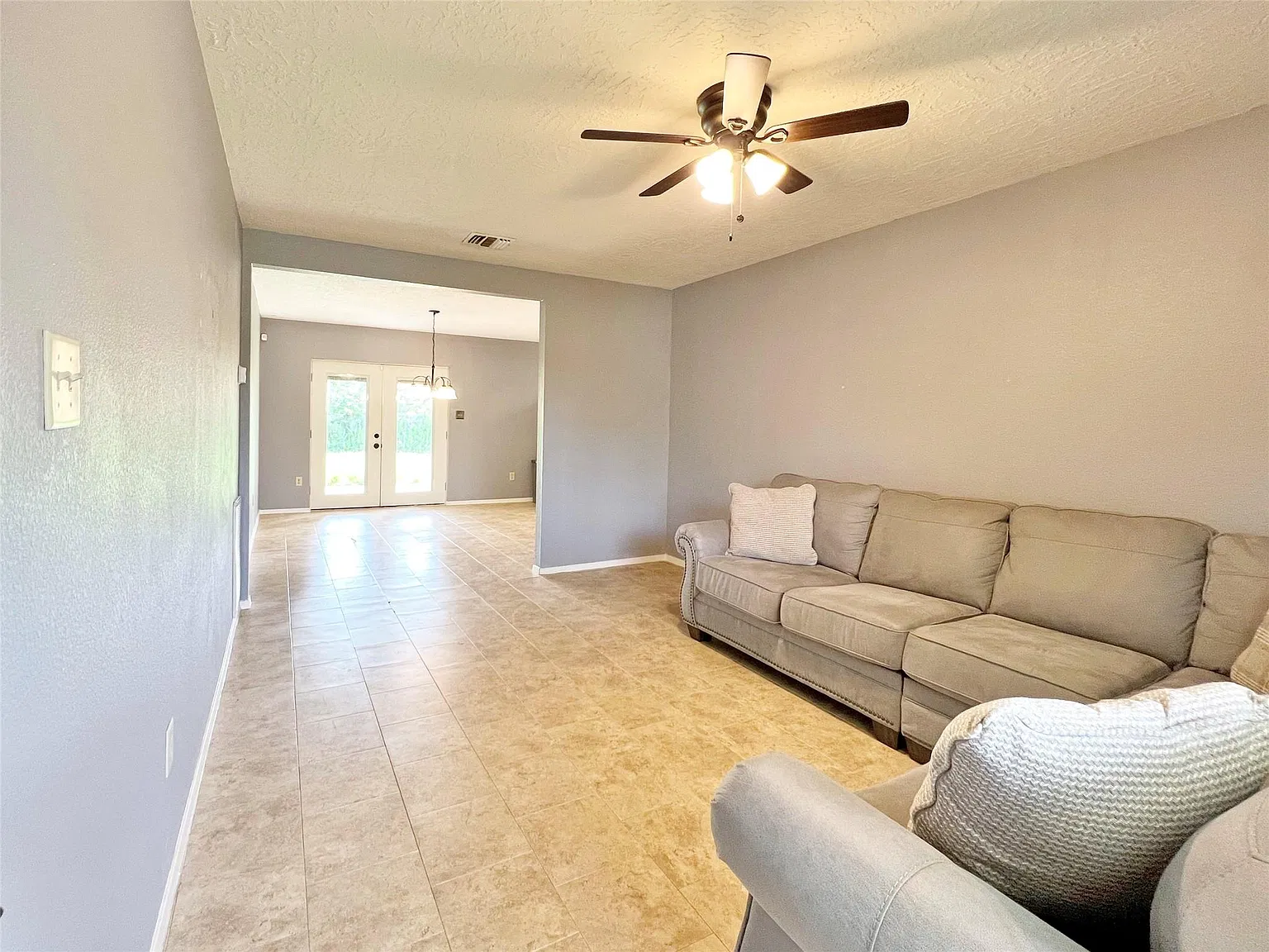 3 bed, 2.0 bath, 1112 sqft, $1,900 — Photo 3