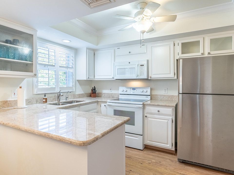 Kitchen includes new dishwasher, garbage disposal, and reverse osmosis water at the sink and in the ice machine.