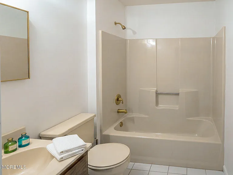 1 Broadmoor Dr — Photo 5