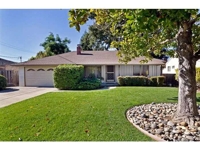 37939 Glenmoor Dr photo 1