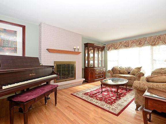 3rd image of 1735 E Rosehill Dr