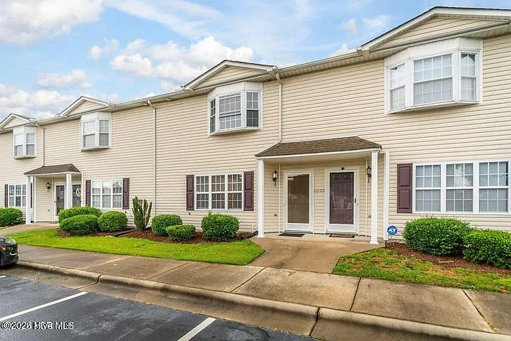 2 bed, 2.5 bath, $1,150 — Photo 1