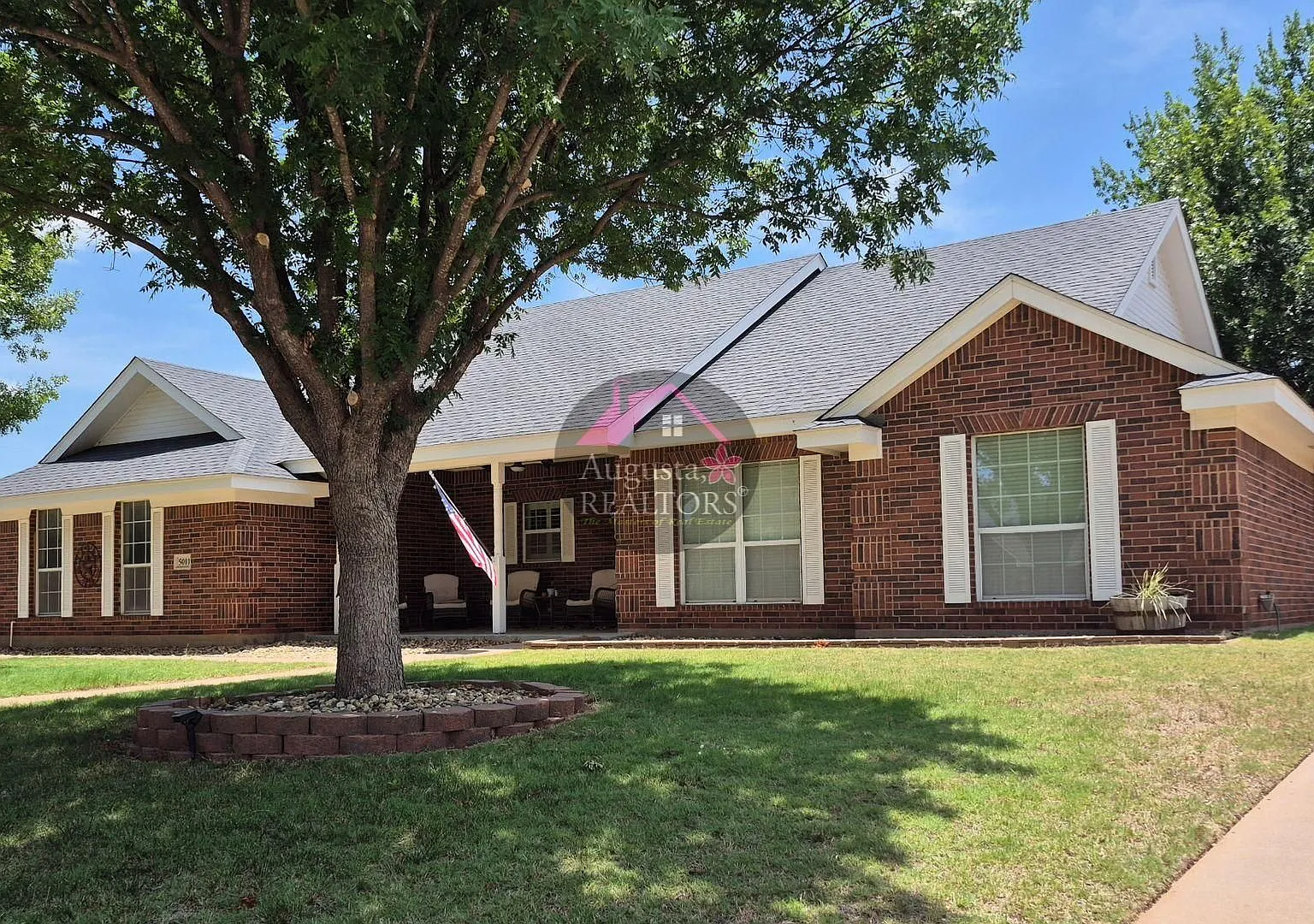 Spacious 4 bedroom home! — Photo 2