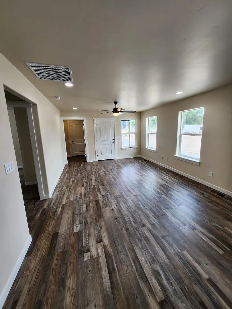 1304 N Buchanan St - B — Photo 2