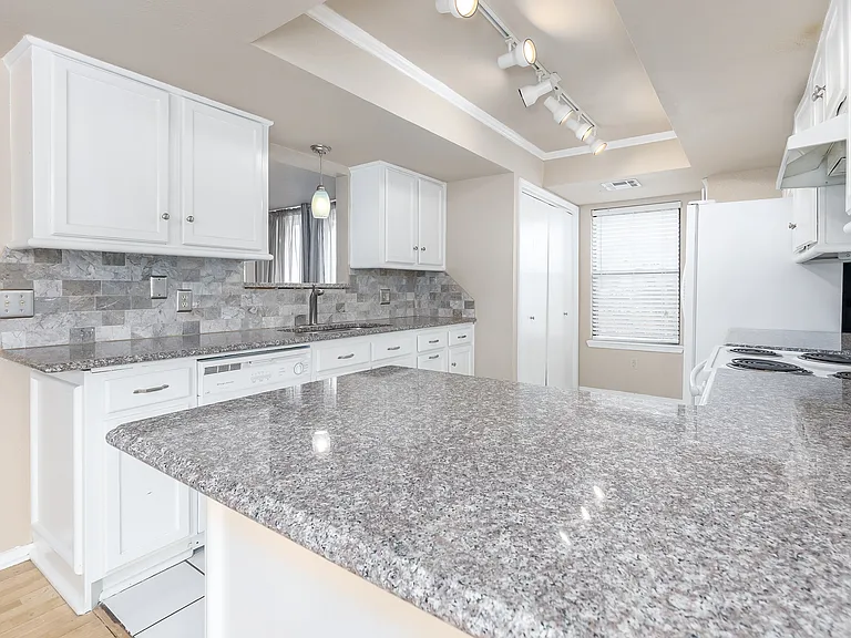 10304 Southridge Ter — Photo 4